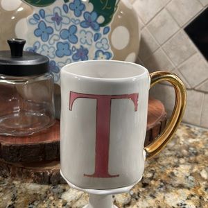 Cute white mug with pink letter T and gold handle. 💗💗
